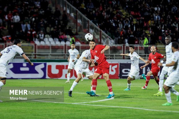 تقابل دو همسایه برای تصاحب صدر/تراکتور دنبال بردن با ربیعی تقابل دو همسایه برای تصاحب صدر/تراکتور دنبال بردن با ربیعی